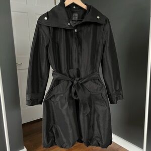 Dué per Dué Black Flared Rain Coat Medium Belted Trench Style